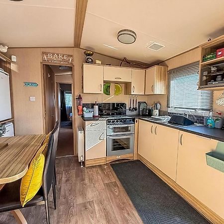 Lovely 6 Berth Caravan With Decking To The Side In Heacham Ref 21040E Kültér fotó