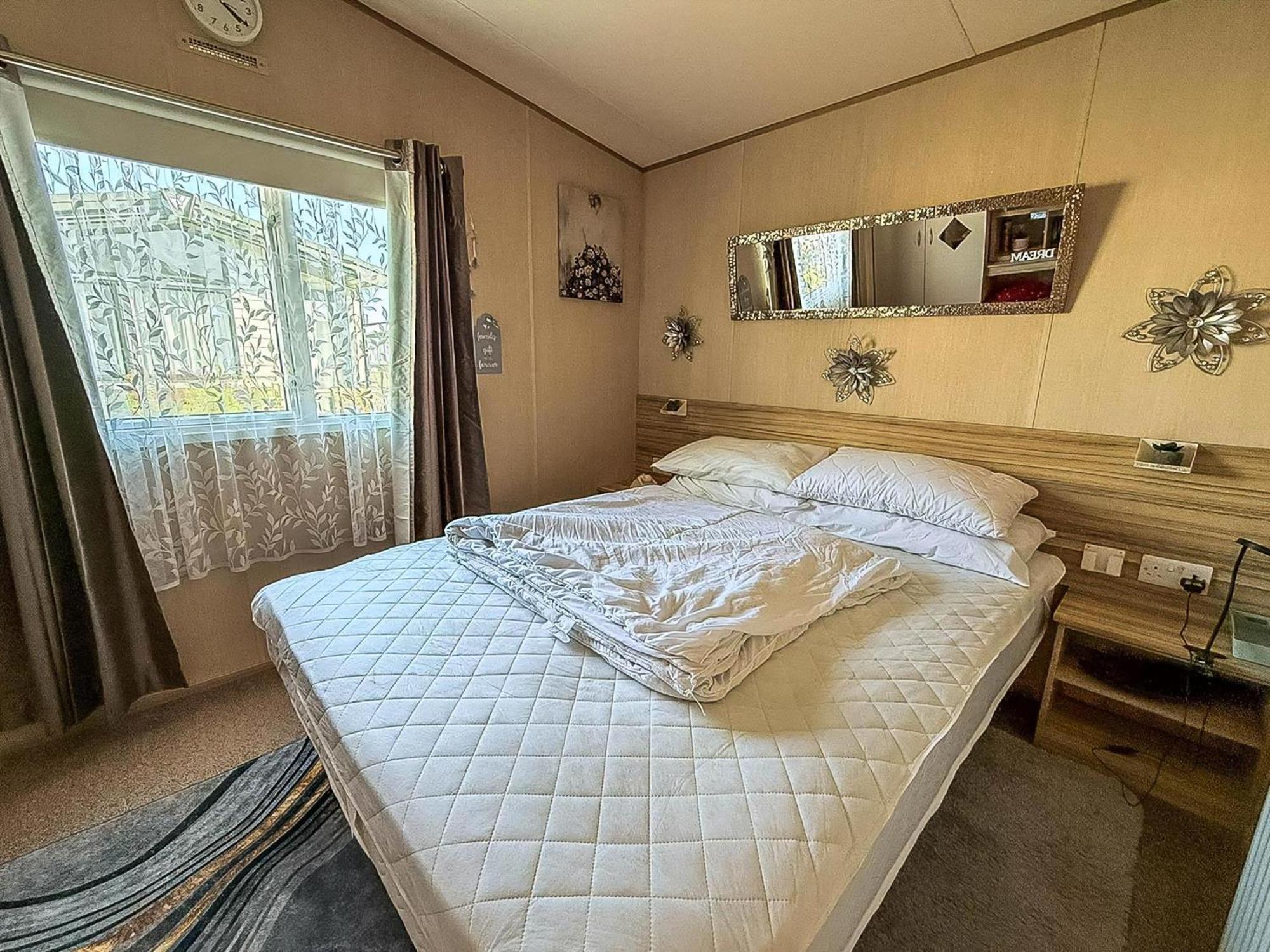 Lovely 6 Berth Caravan With Decking To The Side In Heacham Ref 21040E Kültér fotó