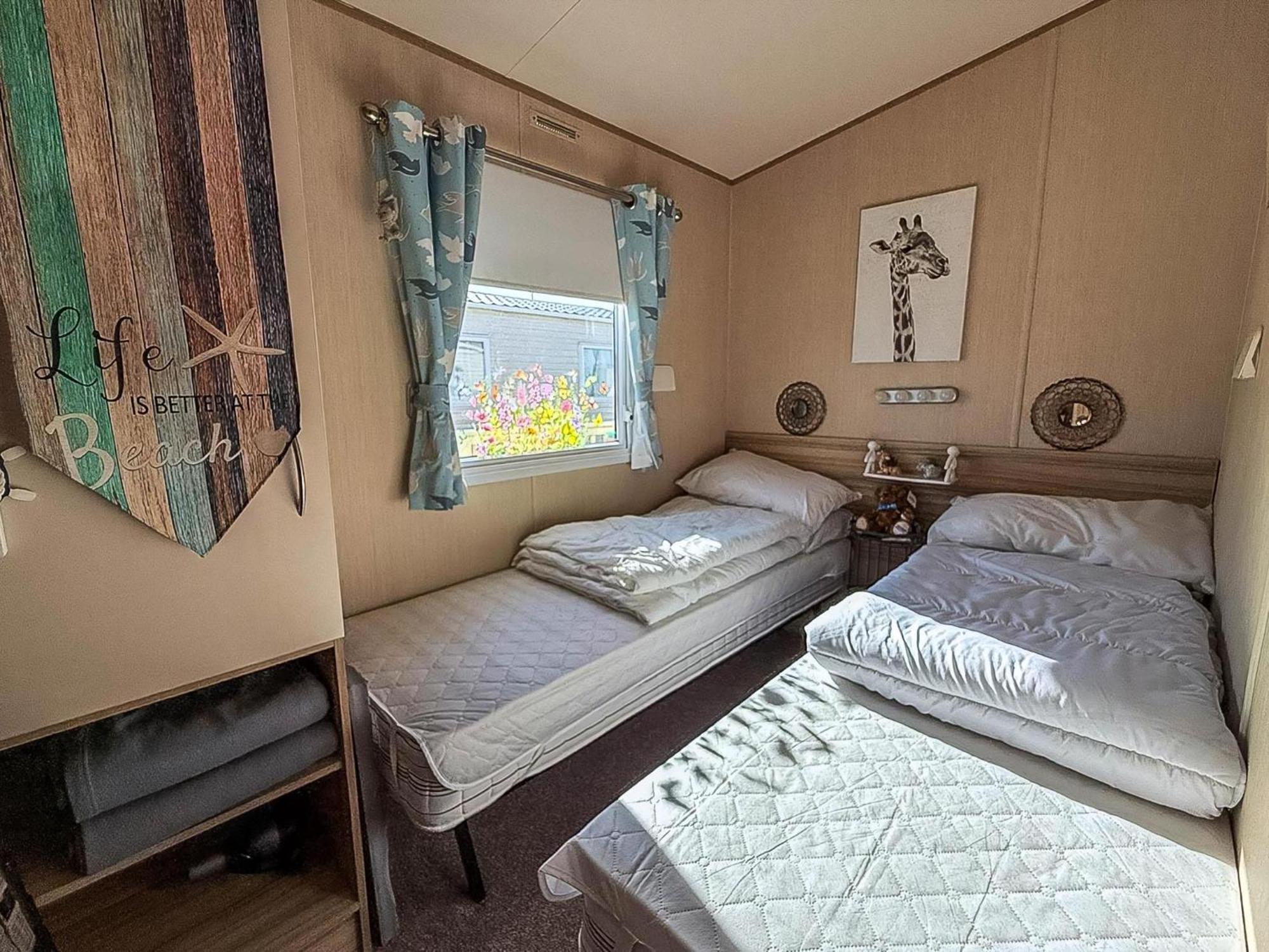 Lovely 6 Berth Caravan With Decking To The Side In Heacham Ref 21040E Kültér fotó